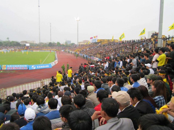 Và sức chứa của sân Vinh đã không thể đáp ứng tình yêu bóng đá của rất rất nhiều người hâm mộ xứ Nghệ.